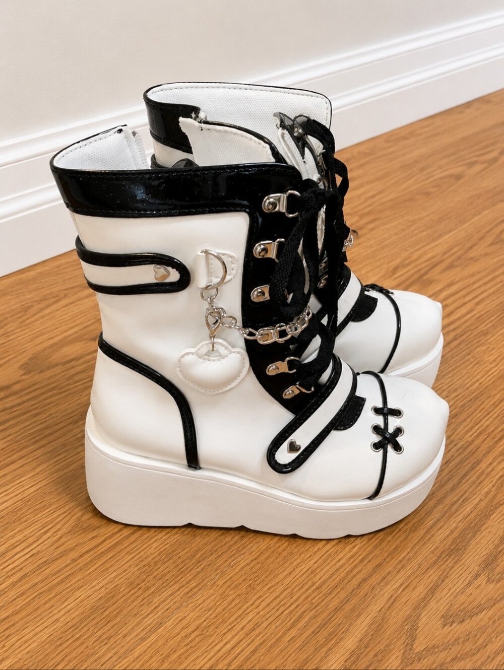 New wo Tags Hot Topic Platform Combat Boots White Heart Charm Size 7 Kawai